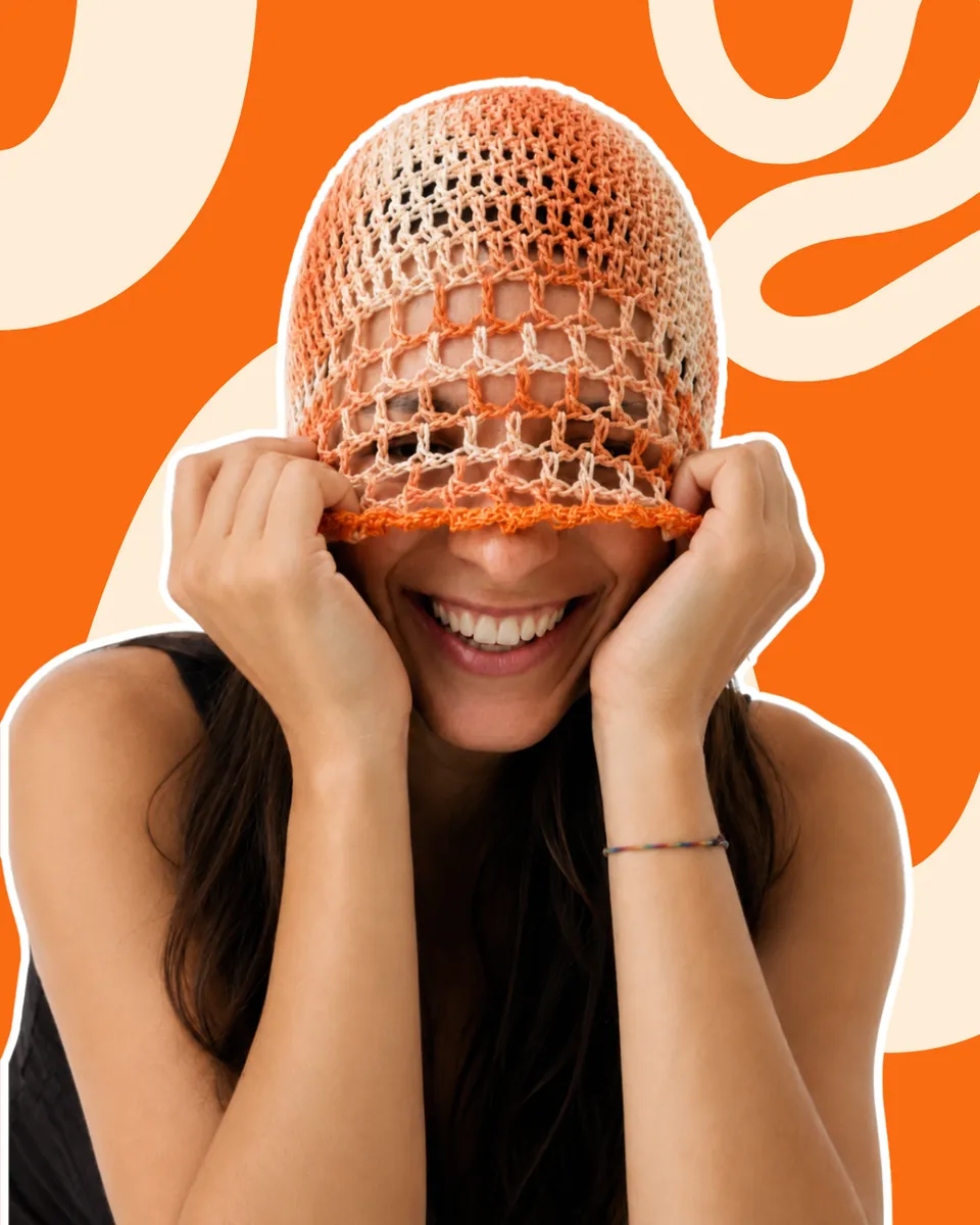 Cappellino Cloche Crochet "Sunset Mesh" — Leggero, fresco e dall'inconfondibile vibe estiva! Questo cappellino modello cloche/cuffia è realizzato interamente a mano all'uncinetto con un filato dalle calde sfumature terrose dell'arancione, del panna e del terracotta. La lavorazione traforata a rete sul fondo lo rende traspirante e ideale per le giornate di sole, mentre il bordo smerlato arancione dona un tocco di carattere in più. Perfetto da sfoggiare in spiaggia, ai festival o per completare i tuoi outfit estivi da città.