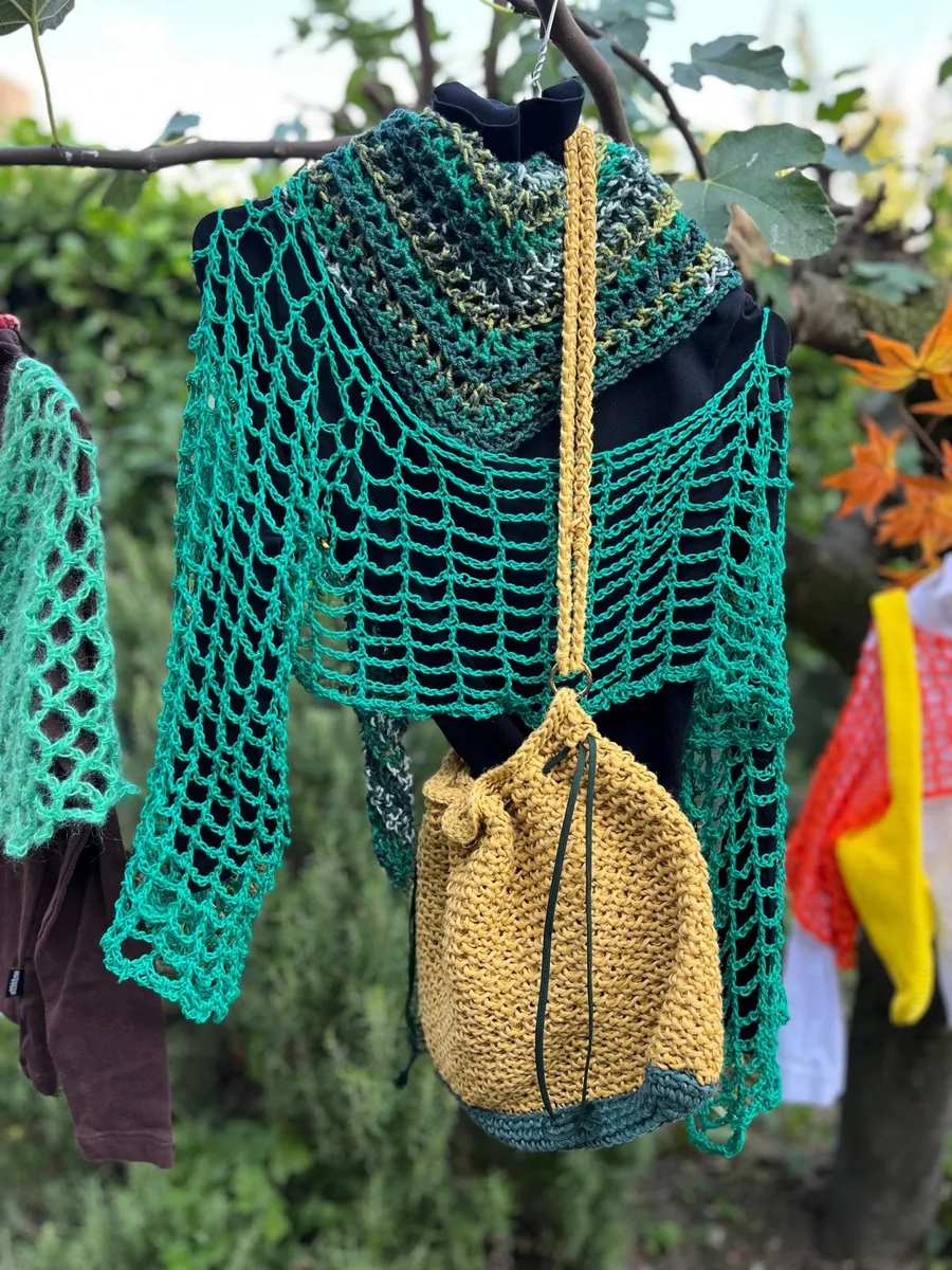 Il maglioncino verde e la borsa senape, foto 2