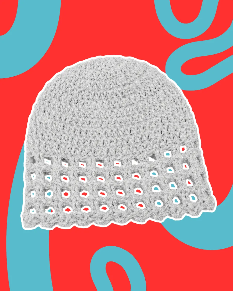 Cappellino Cloche Crochet "Pure Silver" — Elegante, luminoso e dal fascino senza tempo! Questo cappellino modello cloche è realizzato interamente a mano all'uncinetto in una raffinata tonalità bianco candido/grigio chiarissimo dal delicato effetto perlato. La struttura unisce una cupola a maglia compatta a una fascia inferiore traforata a rete che garantisce massima traspirabilità, completata da un grazioso bordo finale rifinito a festoni. Perfetto per aggiungere un tocco chic e romantico sia a un look da spiaggia che agli outfit estivi in città.