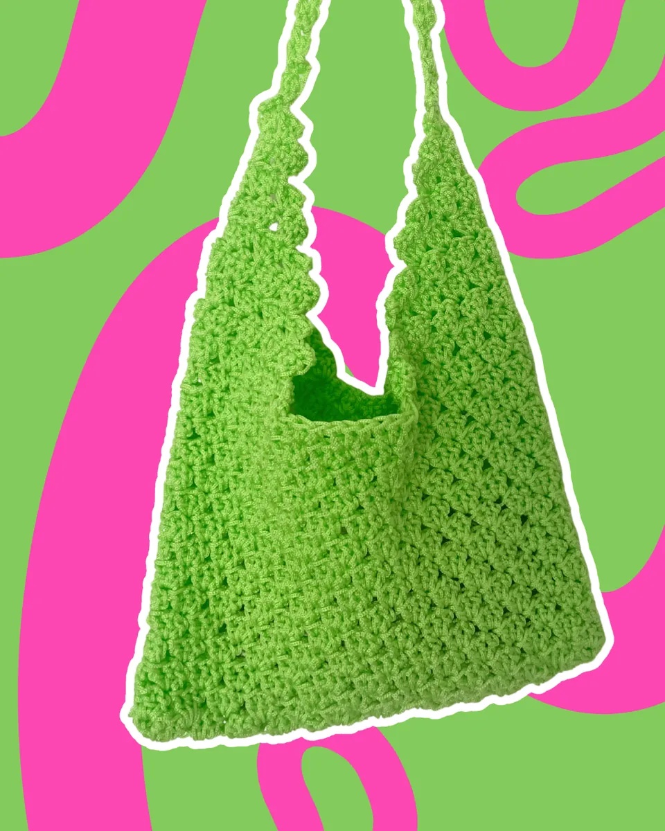 Borsa Hobo Crochet "Lime Energy" — Fresca, leggera e dall'animo pop! Questa borsa modello hobo è lavorata a mano all'uncinetto in un brillantissimo verde lime, perfetta per dare una sferzata di colore anche al look più semplice. Caratterizzata da una morbida silhouette a sacca, una bellissima trama operata in rilievo e un pratico manico integrato a tracolla. Capiente, flessibile e comoda da indossare tutti i giorni!